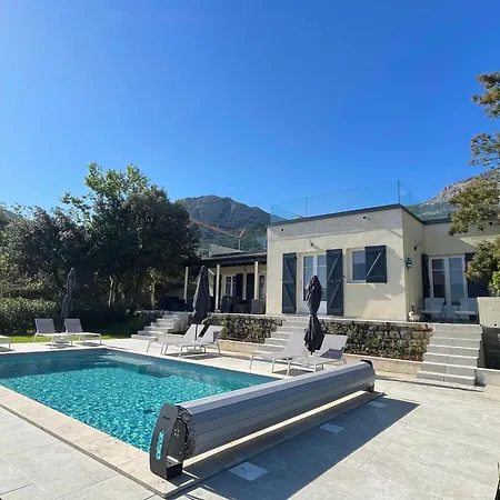 Villa De Charme Villa *